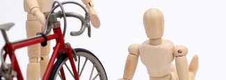 自転車と転倒した人の模型画像